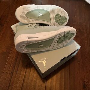 Jordan Women’s Mint Green and White Retro Sneakers 
BRAND NEW/ IN BOX
